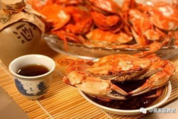 吃螃蟹的上海小姐姐图片,品味沪上美食风情